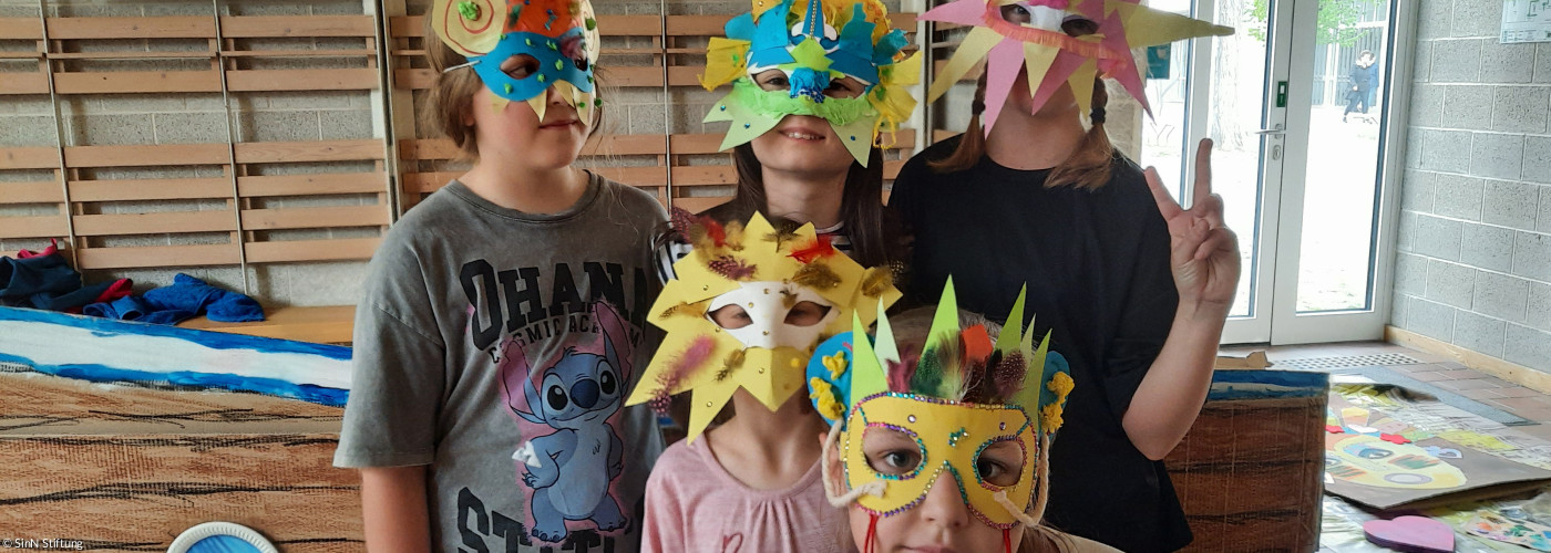 Kinder mit Masken