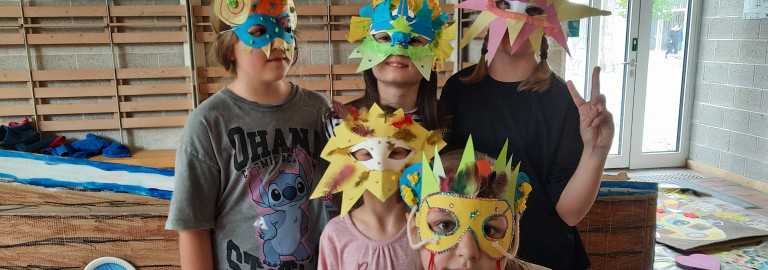 Kinder mit Masken